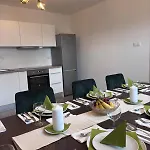 Cityhouse 4 Bedrooms, Garden, Parking, Business & Family *