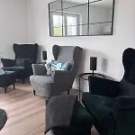 Cityhouse 4 Bedrooms, Garden, Parking, Business & Family