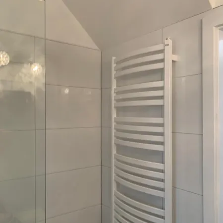 Cityhouse 4 Bedrooms, Garden, Parking, Business & Family Holiday home *