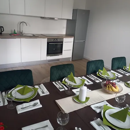 Cityhouse 4 Bedrooms, Garden, Parking, Business & Family Holiday home *