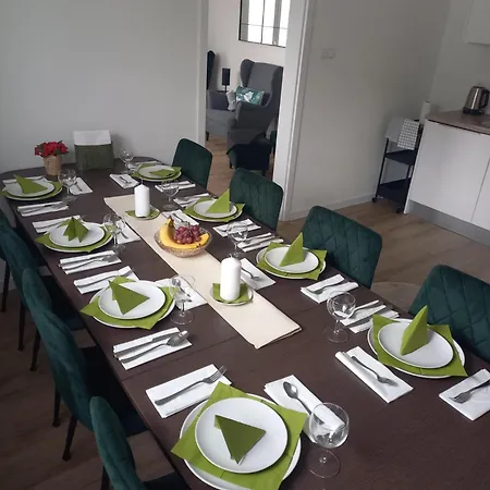Cityhouse 4 Bedrooms, Garden, Parking, Business & Family Holiday home *