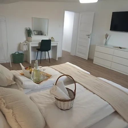 Cityhouse 4 Bedrooms, Garden, Parking, Business & Family