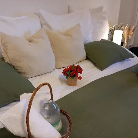 Дом отдыха Cityhouse 4 Bedrooms, Garden, Parking, Business & Family Люблинец