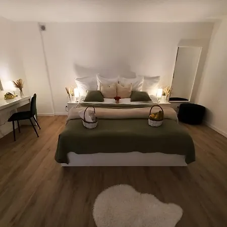 Cityhouse 4 Bedrooms, Garden, Parking, Business & Family Holiday home *